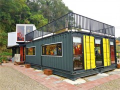 色彩斑斓的集装箱创意咖啡馆